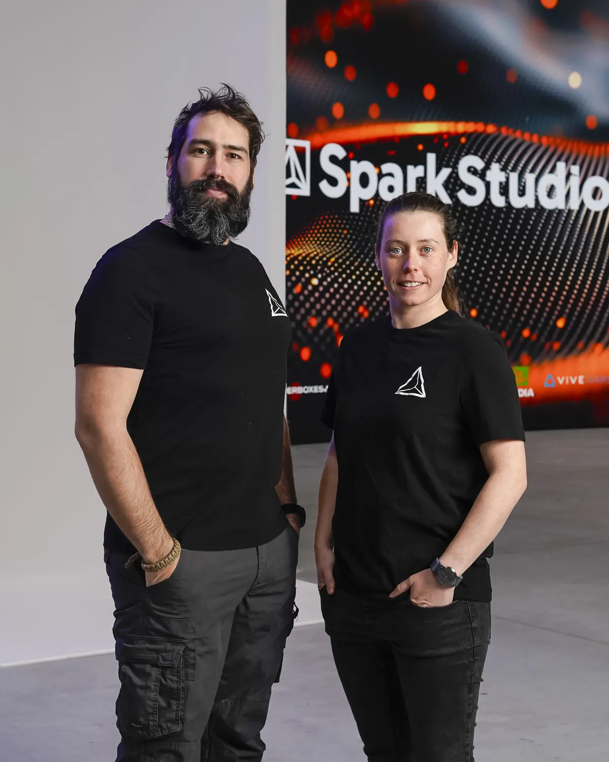 Océane Mallecourt et Luc Margalida devant le mur LED de Spark Studios